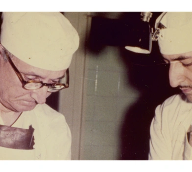 Dr. Vicens Marquès i Dr. Leonardo Marquès atenent un part el 1960